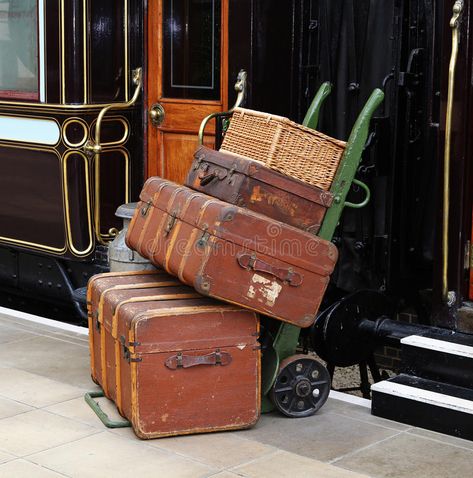 Suitcase Decor, Old Luggage, Suitcases Travel, Shooting Studio, Old Train Station, Vintage Jewelry Ideas, Bar Inspiration, Luggage Trolley, Old Suitcases