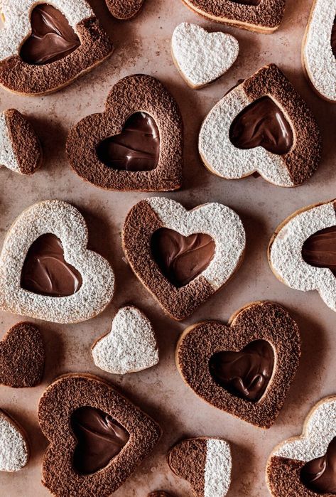 Nutella Linzer Heart Cookies - Yoga of Cooking Nutella Food, Nutella Cookies Recipe, Linzer Cookies Recipe, Resepi Biskut, Dessert Art, Linzer Cookies, Nutella Cookies, Recipe Vegetarian, Shaped Cookies