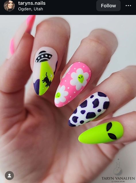 Neon Alien Nails, Universal Nail Designs, Nail Designs With Stickers, Bright Fun Nails, Alien Nail Art, 90s Nail Art, Funny Nails, Alien Nails, Black Halloween Nails