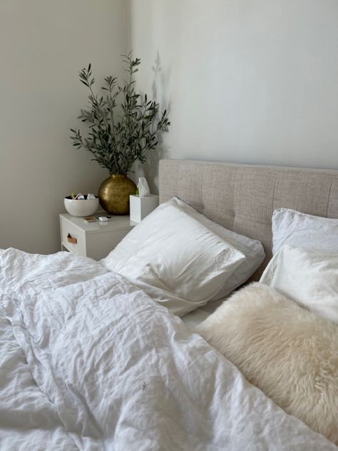 White cozy aesthetic Clean White Cozy Bedroom, White Cozy Bedroom Aesthetic, Cozy And Clean Bedroom, Aesthetic White Bedding, Dreamy White Bedroom, Cozy White Bedroom Aesthetic, Clean White Room Aesthetic, White Cozy Bed, Classy Aesthetic Bedroom