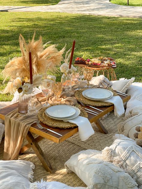 Picnic Set Up For Two, Picnic Engagement Ideas, Fall Beach Picnic, Outdoor Picnic Setup, Boho Backyard Dinner Party, Picnic Table Setting Ideas, Cowgirl Picnic, Party Arches, Luxury Picnic Setup