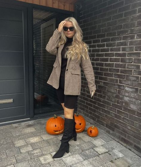 E M M A 👜 on Instagram: "fall-ing for you 🍂🎃🖤 ——————————— . . . Fall fashion, blazer style, dogtooth blazer, turtle neck, knee high boots, boots season, sunglasses, moody aesthetic, autumn outfit" Moody Aesthetic, Aesthetic Autumn, Blazer Style, Autumn Outfit, Blazer Fashion, Fall Fashion, High Boots, Knee High Boots, Knee High