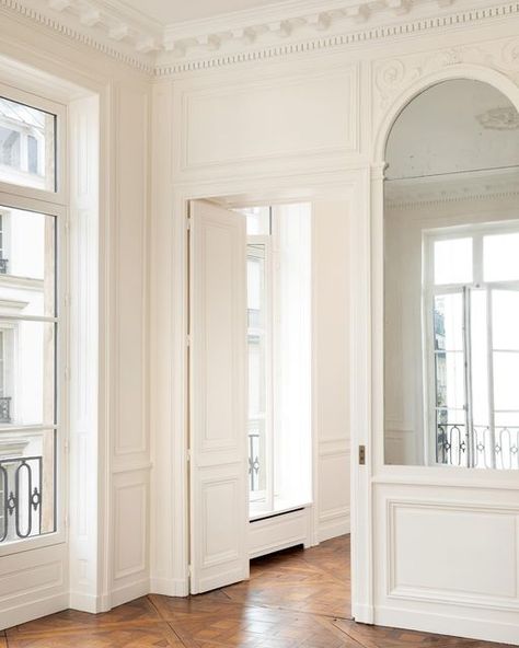 Kasha Paris, Parquet Versailles, French Design Style, Parisian Living Room, Parisian House, Parisian Interior, Lounge Interiors, Paris Architecture, White Palette