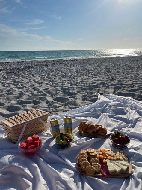 beach, beach picnic, cute date ideas, date ideas, romantic beach picnic, birthday picnic Painting On The Beach Date, Beach Picnic Date Ideas, Family Beach Picnic, Beach Picnic Date, Beach Date Ideas, Date On The Beach, Beach Day Food, Picnic Date Ideas, Picnic On The Beach