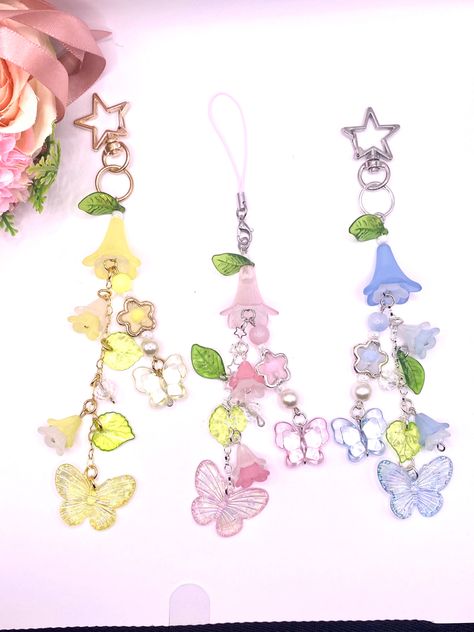 Cute Butterfly Phone charms on Etsy!! Flower Bead Keychain, Flower Phone Charm, Butterfly Keychains, Beads Strap, Keychain Beads, Purse Charms Diy, Colorful Keychain, Beads Keychain, Anting Manik