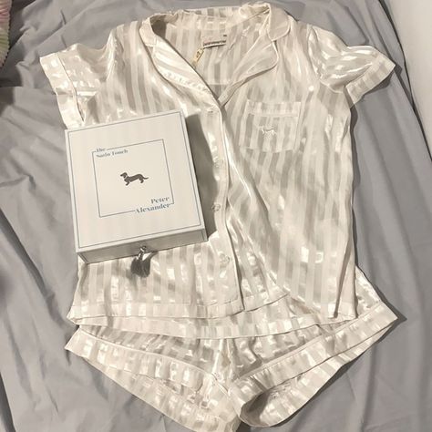 Peter Alexander white satin pajama set with box Pijama Satin, Her Drawing, Pajamas Aesthetic, Pijamas Women, Satin Pjs, Silk Pjs, Satin Pajama Set, School Homework, Cute Pjs