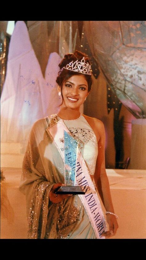 Miss World 2000 Priyanka Chopra Priyanka Chopra Style Miss World, Priyanka Chopra 90s Fashion, Young Priyanka Chopra, Priyanka Chopra Early 2000s, Priyanka Chopra In 90s, Priyanka Chopra Wallpaper, Miss World 2000, Makeup 90s, Pageant Headshots