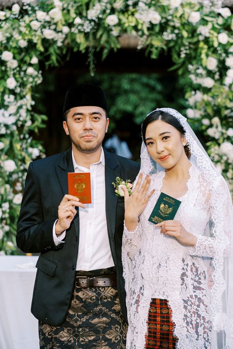 Akad Nikah in Bali 36 Pose Akad Nikah, Nikah Di Kua, Foto Akad, Foto Akad Nikah, Wedding Pictures Beach, Aesthetic Bride, Pose Wedding, Nikah Ceremony, Foto Wedding