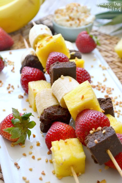 Banana Split Kabobs - what a fun summer dessert idea!! Do vanilla dessert fondue... Dessert Fondue, Fruit Kebabs, Fruit Skewers, Fruit Kabobs, Easy Summer Desserts, Baked Dessert Recipes, Snacks Für Party, Kebabs, Summer Dessert