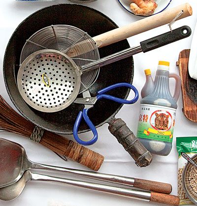 Gotta Love your Stir Fry collection! Asian Cooking Essentials, Article Kitchen, Chinese Utensils, Asian Cooking Tools, Paleo Basics, Metal Cooking Utensils, Teak Cooking Utensils, Chinese Kitchen, Pan Storage