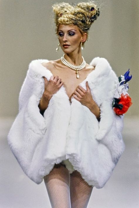 Vivienne Westwood Fashion, Runway Fashion Couture, Vintage Runway, Vintage Couture, White Fur, Vivienne Westwood, Couture Fashion, 90s Fashion, Runway Fashion