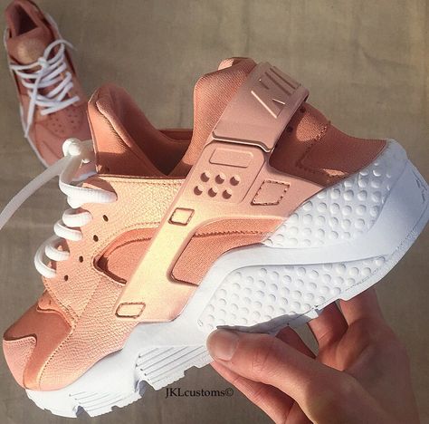 Nike Huarache Rose-Gold.There is a video on my Instagram of these RoseGold to showcase the shimmer that you cannot see on any of the photos. Head to @jkl_customsHand-painted and made to ea... Nike Shoes Huarache, Huaraches Shoes, Nike Shoes Outfits, Nike Shoes Air Max, Cute Sneakers, Fresh Shoes, Hype Shoes, Nike Shoes Women, Dream Shoes