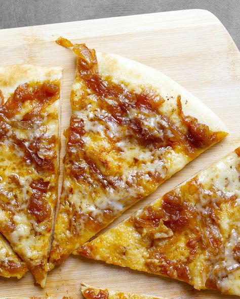 This boozy French onion pizza is basically a portable version of French onion soup, complete with both Gruyère and Swiss cheese. Caramelized Onion Pizza, Pizza Oven Recipes, Onion Pizza, Julia Child Recipes, Baking Stone, Pizza Peel, Cook Off, French Cooking, French Onion Soup