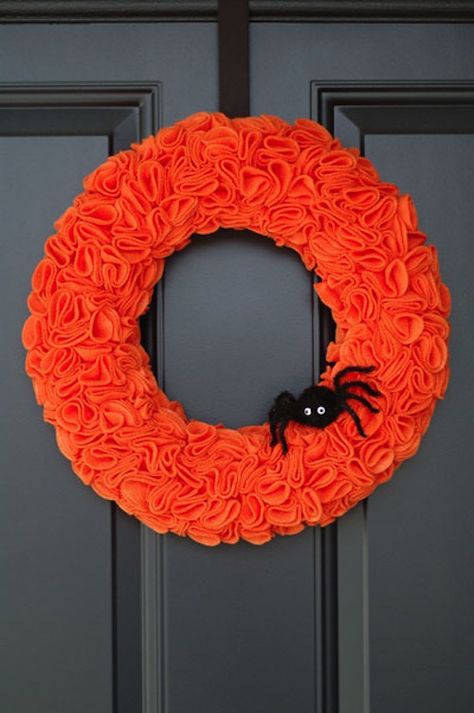 feltwreath_halloween_web Spider Wreath, Hallowen Ideas, Halloween Memes, Diy Halloween Wreath, Felt Wreath, Adornos Halloween, Halloween Wreaths, Spooky Halloween Decorations, Felt Halloween