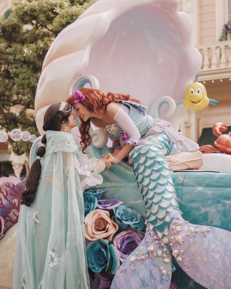 Jasmine and Ariel ~ Disneyland face characters Ariel Disneyland, Disneyland Face Characters, Disneyland Princess, Tema Disney, Character Costume, Disney Face Characters, Karakter Disney, Disney Photography, Disney Cosplay