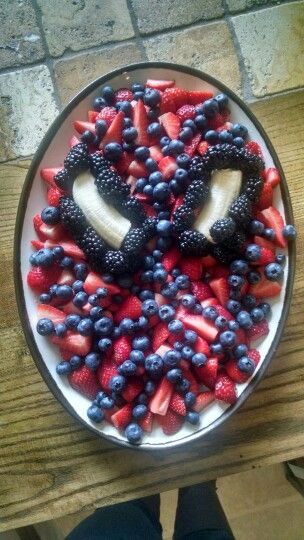 Spiderman fruit platter! 2 lbs strawberries, 1 lb each blueberries and blackberries, and 1 banana. Fruit Spiderman, Spiderman Vegetable Tray, Spider Man Fruit Platter, Spider Man Snacks Parties Food, Spiderman Strawberries, Spiderman Themed Drinks, Halloween Fruit Tray Ideas, Spiderman Food Ideas, Spiderman Fruit Tray Boy Birthday