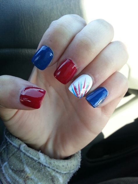 Nail Designs Memorial Day, Easy Diy Fourth Of July Nails, July 4 Toe Nail Designs, Memorial Day Toes, Easy 4th Of July Nails Short, Easy 4th Of July Toenail Designs, Usa Toe Nails, Firework Pedicure, 4th Of July Dip Nail Ideas