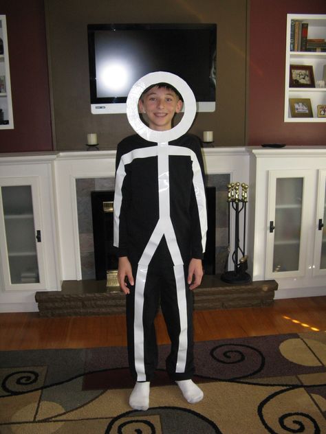 Stickman Halloween Costume! All you need is a black sweatshirt and sweatpants, white duct tape, a cardboard circle and a black ball cap to hang the circle from. Super easy! Stick Man Costume, Karneval Diy, Dark Costumes, Sweatpants White, Halloween Costumes For 3, Diy Costumes Kids, Holloween Costume, Diy Kostüm, Last Minute Halloween Costumes