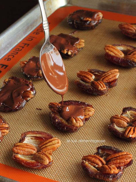 HEALTHY Vegan Pecan Caramel Clusters made with Medjool Dates (aka vegan Turtles) #vegan #glutenfree #turtles #copycat Vegan Turtles, Pecan Caramel Clusters, Caramel Clusters, Dates Recipes, Overnight Backpacking, Vegan Pecan, Vegan Candies, Date Recipes, Raw Desserts