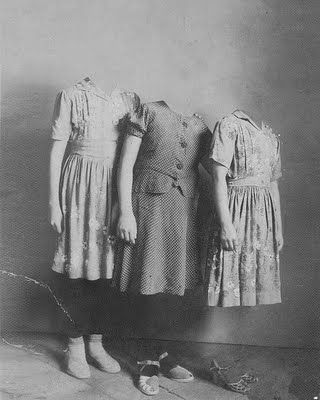 missing children Vintage Bizarre, Images Terrifiantes, Miss Peregrines Home For Peculiar, Creepy Vintage, Creepy Photos, Ghost Girl, Peculiar Children, Creepy Pictures, Arte Obscura