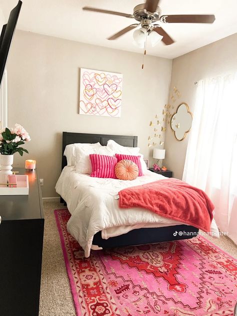 Neutral And Hot Pink Bedroom, Pop Of Pink Bedroom, Girls College Apartment Bedrooms, Pink College Bedroom, Dark Preppy Room, Bright Pink Room Aesthetic, Pink College Apartment Bedroom, College Apartment Bedroom Colors, Preppy College Apartment Living Room