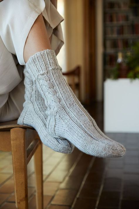 Novita Isoveli: Tauko cable socks Cable Socks, Brioche Pattern, Cable Knit Socks, Brioche Stitch, Raglan Sleeve Sweater, Sock Knitting Patterns, How To Purl Knit, Sock Patterns, Wool Socks