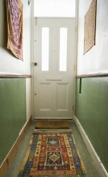 Ideas for how to visually widen a narrow hallway by using decorative elements Narrow Hallway Paint Colors, Hallway Narrow, Long Narrow Hallway, Hallway Ideas Diy, Narrow Hallways, Hallway Paint, Victorian Hallway, Hallway Colours, Narrow Entryway