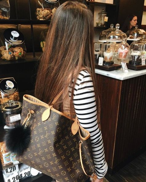 Louis Vuitton On The Go Tote Outfit, Louis Vuitton Big Bag, Louis Vuitton Large Bag, 2010s Outfits, Louis Vuitton Uk, Bag For College, Louis Vuitton Neverfull Mm Black, Cupcake Shop, Leather Work Bag