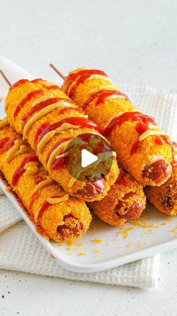 Thedailysaby on Instagram: "🧡 CORN DOG VEGGIE 🧡  En cuisine aujourd’hui avec Simon pour réaliser ensemble des corn dog en version veggie avec les knaggies de @betterbalance_fr 🌱  Une recette simple et ultra gourmande 😋 avec une cuisson au air fryer pour éviter le trop plein d’huile 👍  Ingrédients (pour 5 corn dog) 2 œufs 5 knaggies @betterbalance_fr  5 tranches de pain de mie 5 tranches de fromage 100 g de corn flakes (ou chapelure) 4 cas d’huile  Étapes Commencez par réduire les corn flakes en poudre afin d’obtenir de la chapelure. Mettre la poudre de cornflakes dans une assiette et ajoutez l’huile. Mélangez bien. Dans une seconde assiette cassez les œufs et les battre. Réservez les assiettes de côté. Aplatir les tranches de pain de mie à l’aide d’un rouleau à pâtisserie. Ajoutez ens Corn Dog, Corn Flakes, Air Fryer, Sandwiches