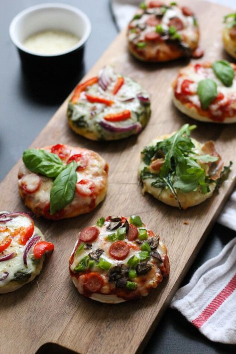 Party-Friendly Mini Pizza Bites Homemade Mini Pizzas, Pesto Pizza Sauce, Mini Pizza Bites, Mini Bites, Craving Pizza, Mini Pizzas, Tailgating Recipes, Pizza Bites, Dinner Options