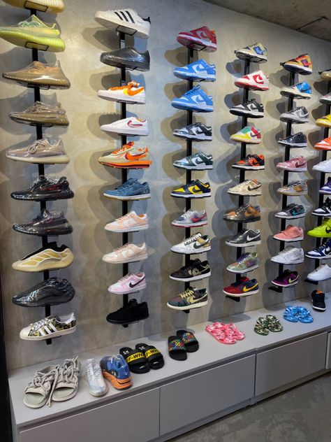 Shoe Shop Interior Design Shelves, Sneaker Store Design, Shoes Shop Design Ideas, Shoe Shop Interior Design, Diy Hat Rack, Fancy Store, Shoe Store Design, Store Shelves Design, Clothing Store Displays