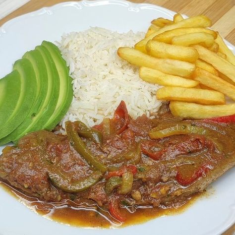 Hígado en bistec | RECETA AQUÍ 👇 2 libras de hígado de res 3/4 tomates maduros 2 cebollas cabezonas pequeñas 2 pimentones rojo y verde pequeños 3 ajos grandes leche... | By Mantequiando con Adriana Food Lover, Cake Recipes, 10 Things