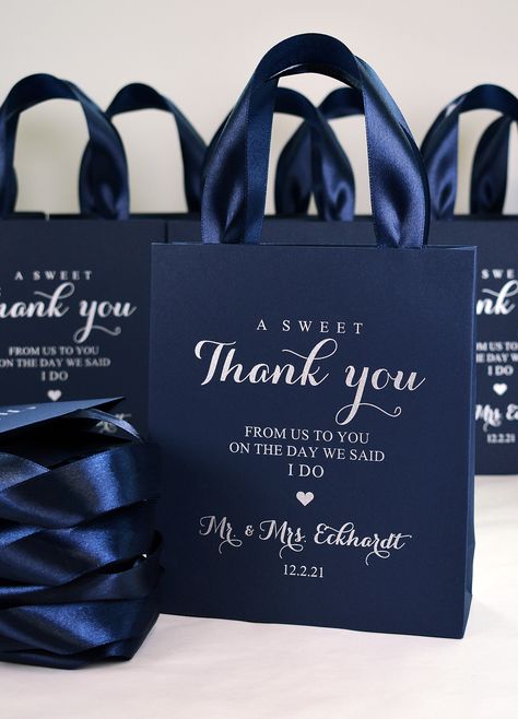 Navy Blue Wedding Favors, Navy Blue And Silver Wedding Theme, Blue And Black Wedding Decor, Navy Blue And Silver Wedding Decorations, Party Souvenirs Ideas, Dusty Blue And Black Wedding, Black And Blue Wedding Theme, Navy Blue Quince, Souvenirs For Wedding