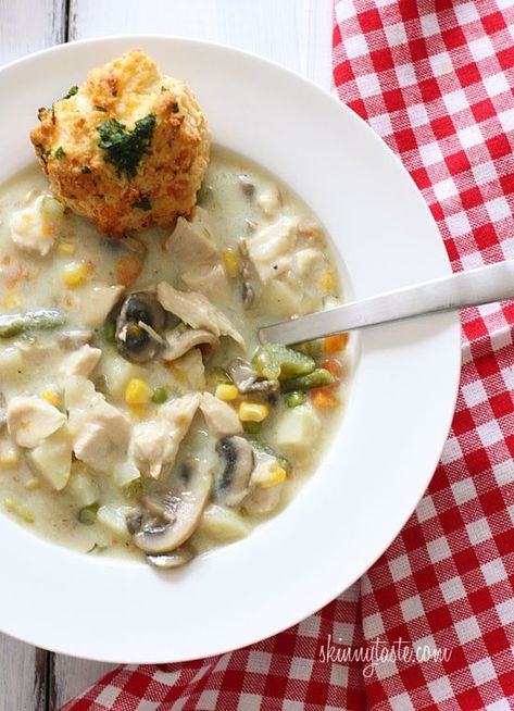 The taste of chicken pot pie, in a soup! Chicken pot pie is ultimate comfort food and this creamy, chunky soup is loaded with chicken, potatoes, mushrooms, peas, carrots, corn, celery, onions and green beans in every bite. Soup Skinnytaste, Chicken Pot Pie Soup, Pot Pie Soup, Fall Soup Recipes, Fall Soups, Skinny Taste Recipes, Goulash, Soup And Sandwich, Chicken Pot