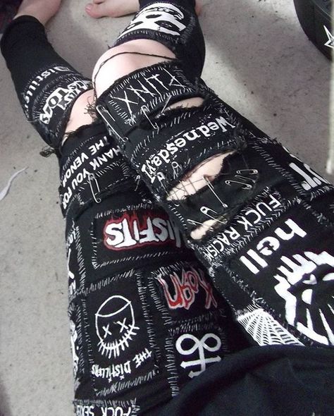 Emo Mode, Crust Pants, Look Grunge, Goth Outfit, Crust Punk, Punk Patches, Black Parade, Emo Outfits, Estilo Punk