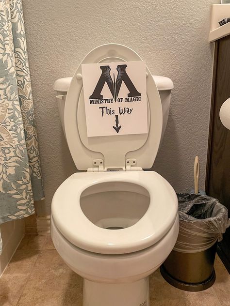 photo of toilet with a sign that says "Ministry of Magic This Way" for Harry Potter Birthday Party Ideas Harry Potter Baby Birthday, Harry Potter Party Ideas, Harry Potter Birthday Party Ideas, Harry Potter References, Hogwarts Party, Harry Potter Theme Birthday, Harry Potter Birthday Cake, Harry Potter Bday, Hogwarts Christmas