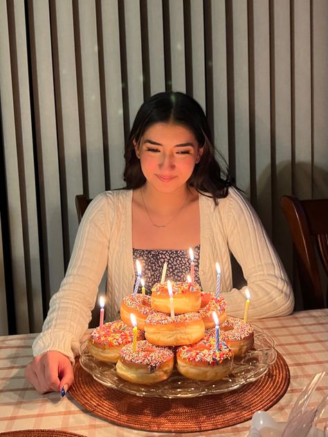 Donut Bday Cake, Stacked Donut Cake, Birthday Donut Tower, Birthday Doughnut Ideas, Donut Stack Cake, Birthday In Cafe, Seventeenth Birthday Ideas, Donuts Cake Birthday, Doughnut Cake Birthday