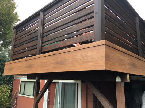 Zuri deck with Thermally Modified Wood privacy screen | Deck Master Fine Decks Screen Deck, Wood Privacy Screen, Horizontal Deck Railing, Outdoor Deck Decorating, Privacy Screen Deck, Yard Remodel, Garden Privacy Screen, Screened In Deck, Deck Privacy