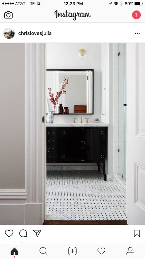 Modern Farmhouse Flooring, Drømme Bad, Diy Vanity Mirror, Black And White Tile, Black Floor Tiles, White Bathroom Designs, Farmhouse Flooring, Bathroom Black, Mirror Ideas