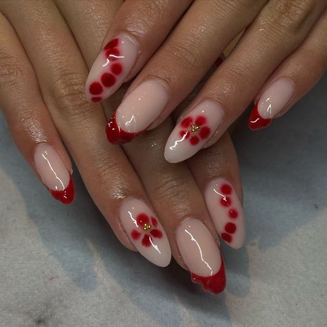 🍷🍒💄 • • polygel from @beetlesgelpolish • • #nailsnailsnails #nails #boltonnailtech #caledon #seashellnails #nailart #naildesign #summernails #bramptonnailtech #caledonnailtech #nailsoftheday #polygelnails #gtanailtech #polygel #polygelnailtech Blooming Gel Nail Art Flower, Cute Blooming Gel Nails, Short Almond Flower Nails, Red And Gold Nails Almond, Short Red Nails Almond, Bloom Nail Art, Nails Gold Almond, Blooming Gel Flower Nails, Almond Red Nails Design