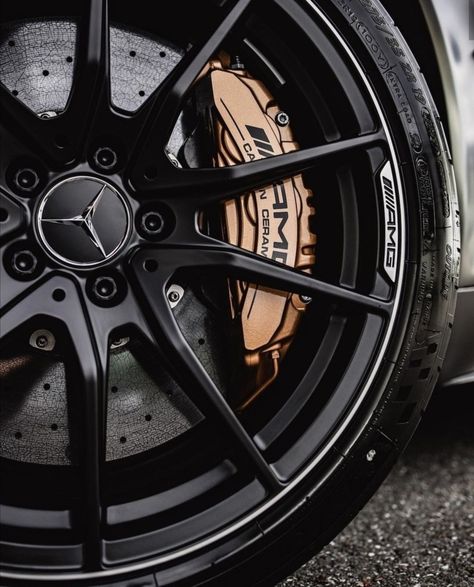 Mercedes Benz Sports Car, Mercedes Wheels, Luxury Cars Mercedes, Amg Gtr, Mercedes Amg Gt R, Mercedes Logo, Black Mercedes Benz, Staring Contest, Mercedes Gla