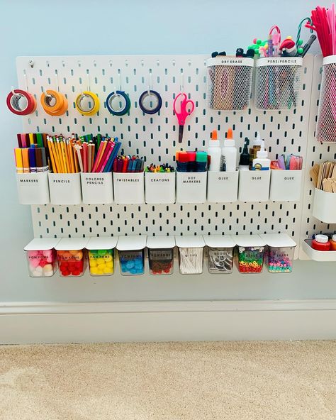 Craft Corner For Kids, Kids Desk Organization Ideas, Homeschool Space Ideas, Craft Organization Small Space, Stationary Room, Small Art Room, Kids Desk Organization, Toddler Desk, Desk Organization Ideas