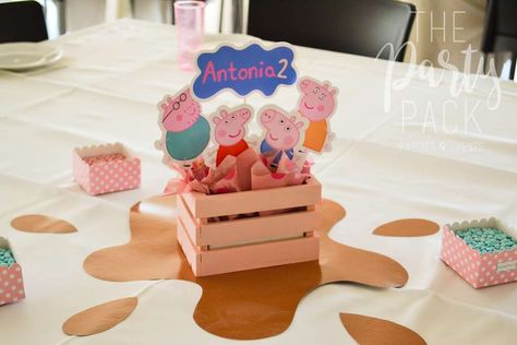 Peppa Pig Party Birthday | CatchMyParty.com Peppa Pig Centerpieces, Peppa Pig Birthday Party Centerpieces, Peppa Pig Birthday Party Ideas Diy, Peppa Pig Table Centerpiece, Peppa Pig Birthday Activities, Peppa Pig Party Decor, Peppa Pig Birthday Backdrop, Peppa Pig Table Decoration, Peppa Pig 4th Birthday Party