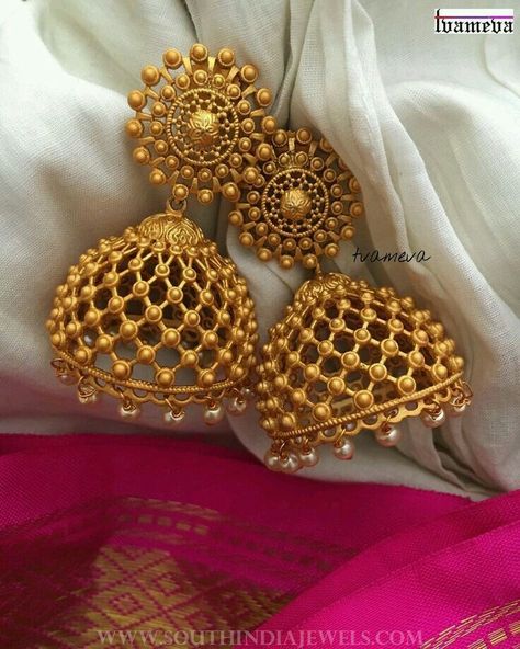 Jhumka Design, Gold Jhumka, Jhumka Designs, Gold Jewels Design, Antique Gold Jewelry Indian, Gold Earrings Models, Modern Gold Jewelry, Gold Earrings Wedding, Antique Jewellery Designs