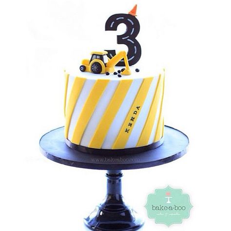 Little yellow digger and his stripes...that could be a book title i think hehe #bakeaboo #birthdaycake | par Bake-a-boo Cakes NZ Construction Party Cakes, Digger Birthday Cake, Truck Cake Topper, Digger Cake, Construction Birthday Cake, Digger Birthday, Truck Birthday Cakes, Construction Theme Birthday Party, Construction Cake