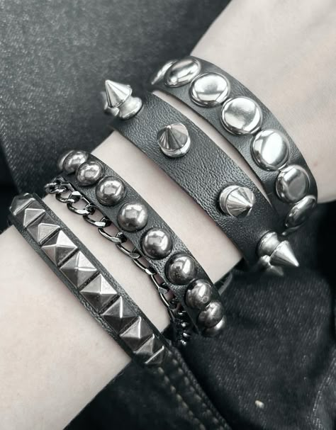 aesthetic goth jewelry icon Spooky Goth Aesthetic, Goth Accessories Aesthetic, Mall Goth Accessories, Studded Aesthetic, Goth Jewelry Aesthetic, Emo Outfit Aesthetic, Skater Bracelets, Black Hair Outfits, Punk Goth Aesthetic