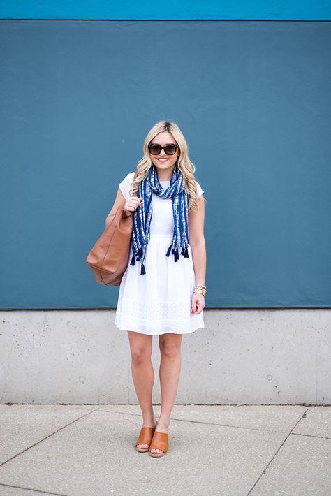 white summer dress with navy printed scarf Square Silk Scarf Tying, Silk Scarf Tying, Wear A Scarf, Ways To Wear A Scarf, How To Wear A Scarf, Scarf Outfit, Summer Scarf, White Linen Dresses, Scarf Pin