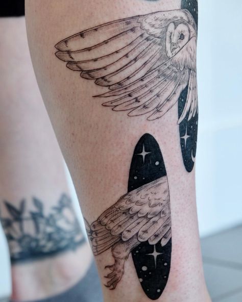 Which kinda bird would you want to see flying through space and time? Got to tattoo this portal owl in various locations, and I love the way the combinations can make so many compositions 😍 🦉 🌌 🦉 #tattoo #tattoideas #finelinetattoo#portlandtattoo #portlandtattooartist #birdhousetattoo #portal #barnowl Cosmic Owl Tattoo, Portal Tattoo Ideas, Starling Tattoo, Portal Tattoos, Portal Tattoo, Tattoos 2024, Flying Tattoo, Owl Tattoo, Garden Painting