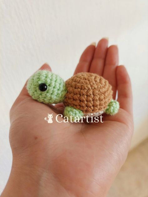 Mini Tortuga Amigurumi a Crochet Crochet Animal Keychain, Crochet Turtle Pattern, Keychain Patterns, Animal Keychain, Easy Crochet Animals, Crochet Cactus, Beginner Crochet Tutorial, Quick Crochet Patterns, Crochet Keychain Pattern