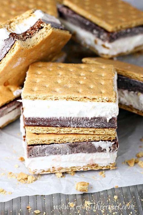 Frozen Smores, Chocolate Marshmallow, Easy Holiday Recipes, S'mores Bar, Ice Cream Sandwiches, Lake Food Ideas Summer, Boat Food, Food Ideas Summer, Lake Food Ideas